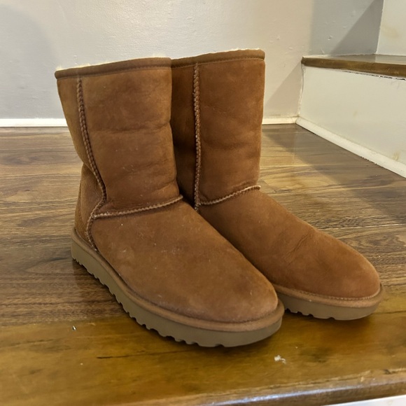 Classic Short Uggs size 8 - Picture 2 of 5